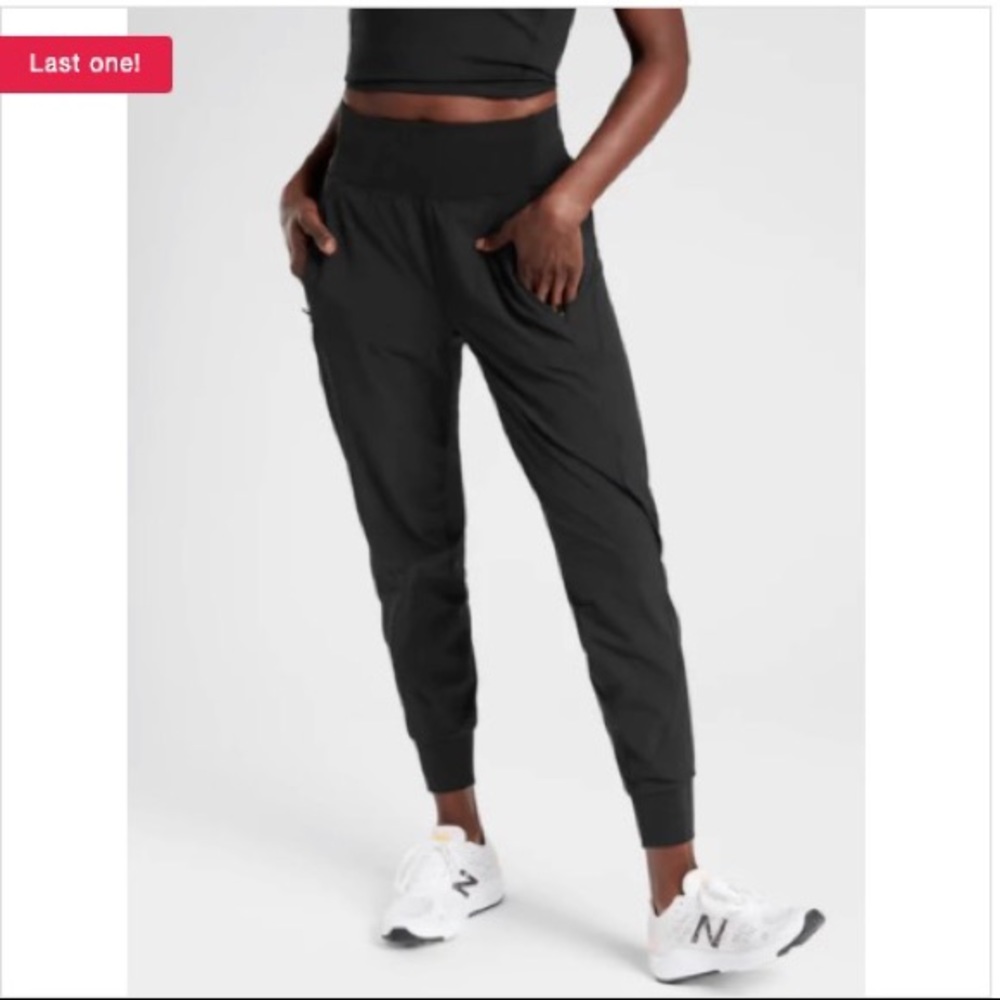 NWT Athleta Distance Jogger in Black